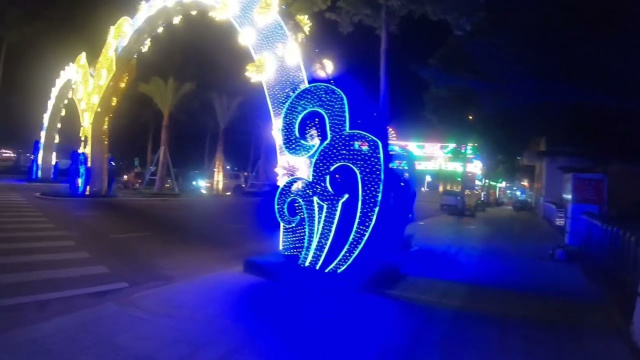 Вьетнам: ночной Phan Rang, главная площадь, ночую на пляже [19 сентября 2023]