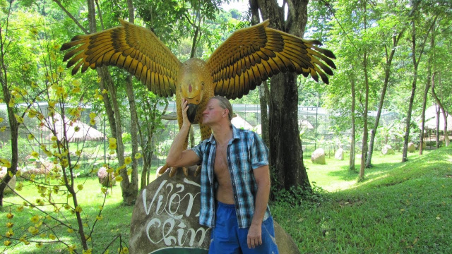 333 Вьетнам Янг Бей эко-парк Я ДЕЛАЮ ФОТОСЕССИЮ ДЕРЕВО С ГЛИНЯНЫМИ ОБЕЗЬЯНАМИ Vietnam Yang Bay Park