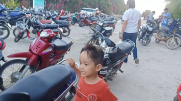 2 cha con đi tắm biển Dốc Lết. Kh&aacute;nh H&ograve;a