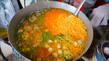 Bất ngờ với nồi bún đỏ si&ecirc;u lạ chỉ c&oacute; ở Bu&ocirc;n Ma Thuột