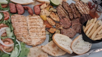 Нячанг.Пошли на ужин в греческий ресторан.. Наелись вкусного мяса...